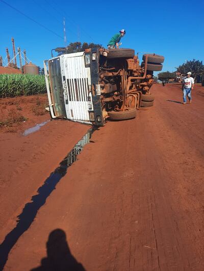 El camión volcó a raíz del desprendimiento de la carrocería.