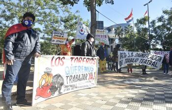 Se manifiestan para pedir aprobación de subsidio para artistas.