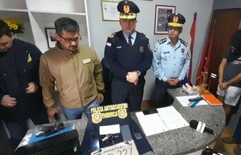 La policía exhibe las evidencias y a los detenidos quienes intentaban a secuestrar a hijos de empresarios.