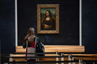 Una mujer observa el retrato de "La Gioconda" en el Museo del Louvre, que se prepara para reabrir al público el 6 de julio.