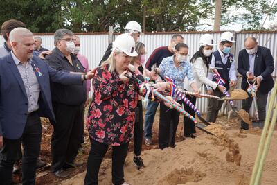 La presidente de la Fundación Lazos del Sur, María Hahn de Falcón, acompañada de autoridades locales y de entes de salud durante la palada inicial de construcción del futuro Hospital Oncológico Día de Encarnación.