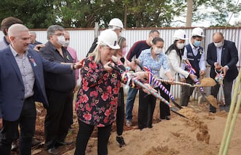 La presidente de la Fundación Lazos del Sur, María Hahn de Falcón, acompañada de autoridades locales y de entes de salud durante la palada inicial de construcción del futuro Hospital Oncológico Día de Encarnación.