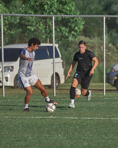 El volante Blas Cáceres maneja el esférico ante la marca del extremo Milton Maciel, en el duelo amistoso entre Guaireña y Ameliano disputado ayer Ybycuí.