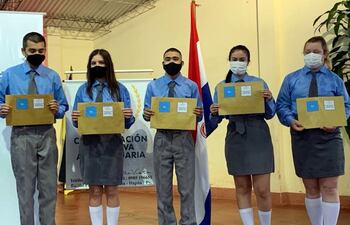 Las Becas Regional contribuyen al mantenimiento escolar de 10 estudiantes del Colegio Confederación Educativa Agropecuaria CEA (Bella Vista) y la Escuela Agrícola San Benito (Pastoreo, Obligado) durante el presente año académico.