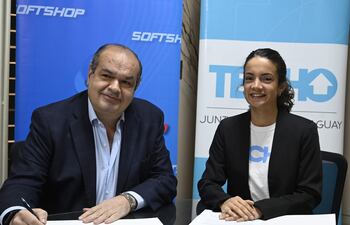 Juan Cazenave, Presidente de Softshop, y Pilar Lefebvre, gerente general de TECHO, en la conferencia de hoy.
