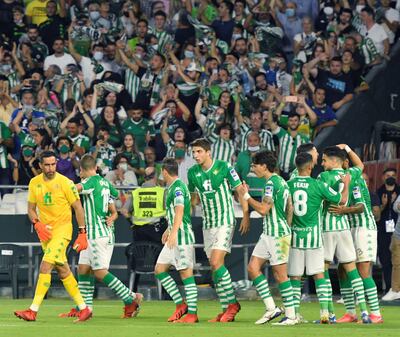 Los jugadores del Real Betis celebran tras el tercer gol ante el Rayo Vallecano, durante el partido de la décima jornada de Liga en Primera División que disputan este domingo en el estadio Benito Villamarín, en Sevilla.