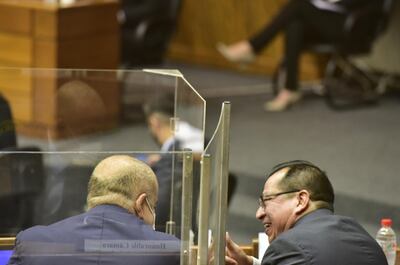 Los diputados Basilio Núñez y Miguel Cuevas, ambos colorados, conversan en la Cámara de Diputados.