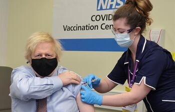 Boris Johnson recibe la vacuna contra el covid, el pasado 19 de marzo.