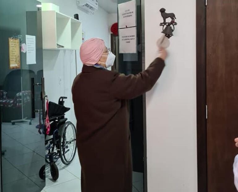 Los pacientes que culminan su tratamiento hacen sonar una campana en señal de triunfo contra la enfermedad.