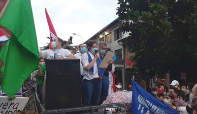 Frente a la Fiscalía, Miriam Irún de Alegre lee la carta de denuncia  de su esposo, escrita en la cárcel, ante el grito de “libertad para Efraín”.