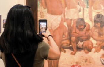 Mañana, la Asociación Noche de los Museos Paraguay se prepara para celebrar el Día Internacional de los Museos. Con ese objetivo, presenta la segunda edición de la exposición Los Museos se Muestran, pero esta vez online. “Tras el brote de covid-19 y el consiguiente confinamiento, se decidió adaptar el formato del 2020 para orientarlo a las actividades digitales”, dice Rosmary Barrail, directora de producción.
El gremio museístico, en su capítulo Paraguay, en el 2019 por primera vez organizó la exposición conjunta Los Museos se Muestran y tuvo como sede el Museo Nacional de Bellas Artes, de Asunción, con una asistencia de público de más de 2000 personas. “En esta ocasión, en el formato virtual, es un proyecto diseñado con el fin de que el distanciamiento social no excluya la oportunidad de que los museos interactúen con sus visitantes, a causa de la restricción de las visitas, en cumplimiento de las normas sanitarias”, explica Gloria Velilla, directora de proyectos.
La Asociación Noche de los Museos Paraguay se adhiere al lema internacional “Museos por la igualdad: diversidad e inclusión”, propuesto este año por el Consejo Internacional de Museos (ICOM) para celebrar el Día Internacional de los Museos 2020, la actividad tiene como objetivo convertirse en un punto de encuentro para celebrar la diversidad de perspectivas que conforman las comunidades y el personal de los museos.
Según Barrail, todos los años el Consejo Internacional de Museos elige un tema que, de cierta manera, refleja los desafíos a que se enfrentan estos centros como entidades al servicio del patrimonio de una sociedad. “El lema Museos por la igualdad: diversidad e inclusión refleja su valor social como punto de encuentro y experiencia para personas de todos los orígenes y con diferentes realidades sociales, culturales, políticas y religiosas”.
Un mensaje que merece el compromiso de la gestión de museos de todo el mundo, y que tiene como propósito garantizar y sumar esfuerzos para la democratización y accesibilidad de estos espacios culturales a todas las personas.
Esta actividad en formato virtual, además, tiene el fin de expandir las oportunidades para que los museos lleguen y diversifiquen su público. Así se intenta suplir con creatividad y resiliencia, además de aprovechar el poder masivo de las redes sociales para responder a las necesidades de un acercamiento al acervo de los museos. La exposición es realizada bajo la curaduría del museólogo Luis Lataza.
Un objeto estrella
“Los Museos se Muestran está centrada en la participación de entidades públicas y privadas que se adhirieron a la propuesta, presentando un objeto seleccionado para la muestra y se exhibe, además de la ficha técnica del objeto, su contexto para el disfrute y conocimiento del público de una parte del acervo del museo”, detalla Barrail.
La inauguración oficial de la exposición virtual podrá ser vista mañana a las 18, a través de las redes sociales de la Asociación Noche de los Museos - Py (Facebook, Instagram y la página web). “A partir de esta apertura virtual, el público podrá observar el material preparado especialmente para la apreciación de la exposición Los Museos se Muestran en la edición 2020”, señala Velilla.
Para la adaptación a esta nueva modalidad volcada hacia las redes sociales se encuentra trabajando un equipo de profesionales que se sumó para colaborar con este proyecto cultural. El Centro Cultural de España Juan de Salazar (CCEJS), el World Trade Center (WTC), la Asociación de museólogos y trabajadores de museos (AMUS), la Secretaría Nacional de Cultura (SNC) y el Consejo Internacional de Museos (ICOM), son las instituciones que apoyan el emprendimiento.