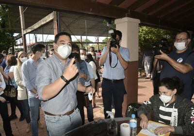 Eduardo Nakayama, candidato a intendente de Asunción por el PLRA, vota en la escuela Eudoro Cáceres, del barrio San Pablo.