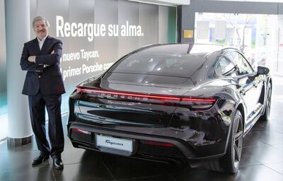 Miguel Carrizosa, presidente y director gerente de Diesa, junto al nuevo vehículo. Los interesados  pueden visitar los Porsche Center de Asunción o Ciudad del Este.