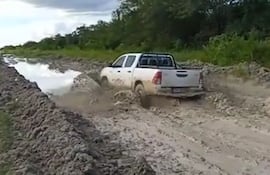 Un vehículo todoterreno 4x4 busca sortear uno de los lugares críticos: los famosos encajonamientos. La fotografía corresponde a la zona de Techapora, a solo 35 km de la ruta Bioceánica.