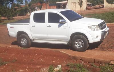 Un cuerpo sin vida fue encontrado en el interior de una camioneta Toyota Hilux en un barrio de Hernandarias.