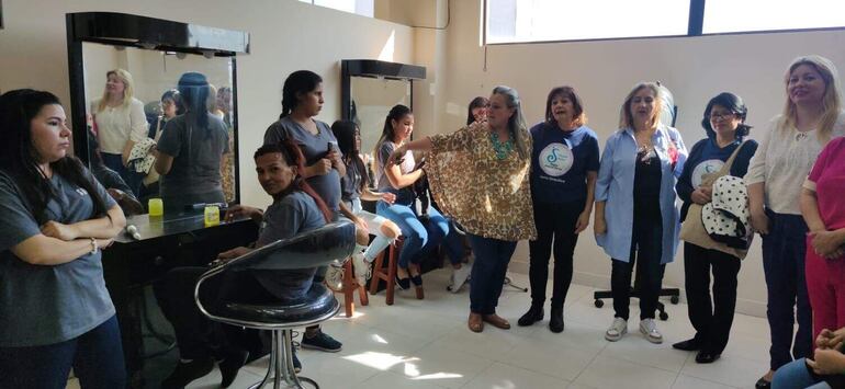 Alumnas en su clase de belleza integral de peluquería, en la Escuela Violeta Richarson, ubicado en el Mercado 4 de Asunción.