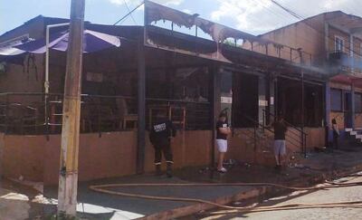 Bomberos voluntarios llegaron al sitio pero nada pudieron hacer para salvar el negocio gastronómico de las llamas.