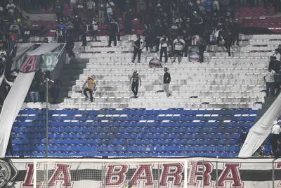 Una de las escaramuzas entre barras bravas en la zona de graderías sur, en la que intervinieron cascos azules.