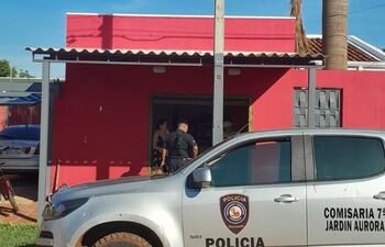 Personas desconocidas realizaron varios disparos contra una vivienda ubicada en el barrio Jardín Aurora de Pedro Juan Caballero. Fueron en total 7 disparos que impactaron en la parte frontal del inmueble causando daños en la puerta de vidrio, las paredes y el portón. La dueña de la casa, dijo a la Policía que no tiene problemas de ninguna índole.