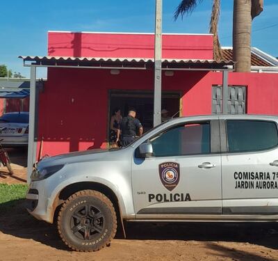Personas desconocidas realizaron varios disparos contra una vivienda ubicada en el barrio Jardín Aurora de Pedro Juan Caballero. Fueron en total 7 disparos que impactaron en la parte frontal del inmueble causando daños en la puerta de vidrio, las paredes y el portón. La dueña de la casa, dijo a la Policía que no tiene problemas de ninguna índole.