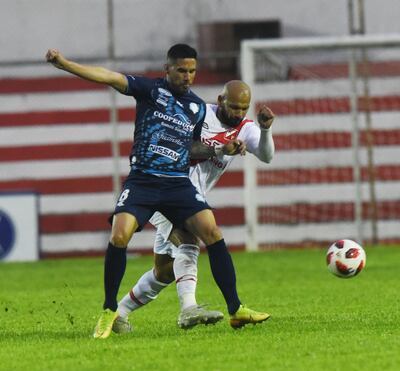 Jorge Mendoza peleando con el balón con  Dionicio Pérez, protagonista principal en el gol del empate.