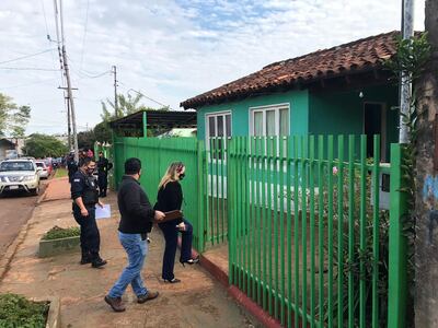 La comitiva fiscal-policial ingresó a una casa en busca del sospechoso del crimen.