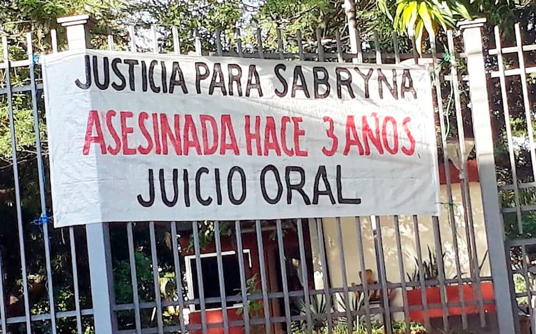 Pedidos de justicia por la muerte de Sabryna Breuer “coparon” una vez más los alrededores del Palacio de Justicia.