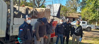 Los detenidos junto con los efectivos policiales intervinientes de la Comisaría de Caapucú y de la Brigada Antiabigeato