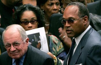 F. Lee Bailey y O.J. Simpson en una fotografía tomada en 2005.