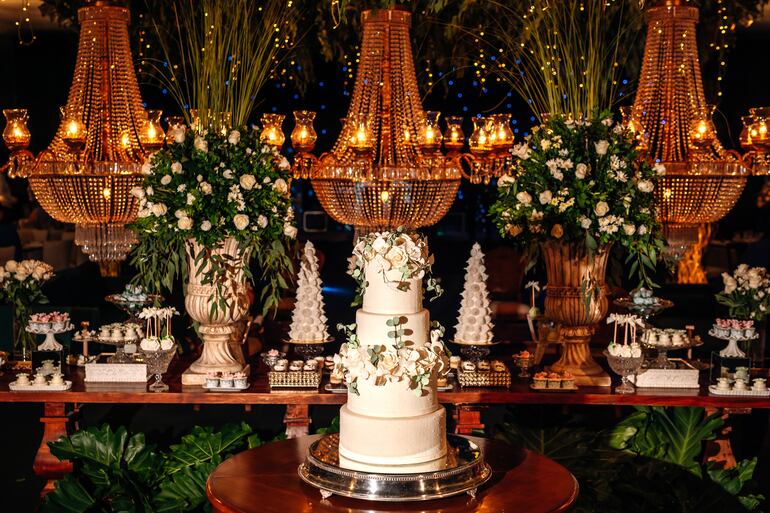 La fiesta fue ampliamente decorada con arreglos de flores naturales, follajes y otros detalles por Tío Lucas Eventos.