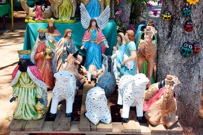 Distintas propuestas de pesebres chicos y grandes habrá en la feria durante esta temporada.