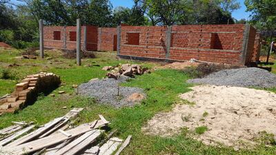La construcción de la Unidad de Salud Familiar que  fue abandonada en Yhaca.