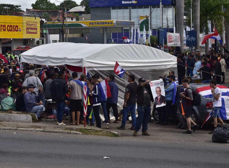 Carpa de la resistencia instalada en las inmediaciones del TSJE.