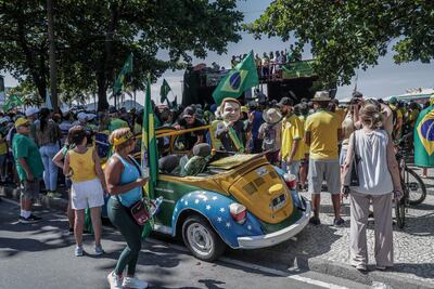 Partidarios del expresidente Jair Bolsonaro se manifiestan pidiendo la liberación de presos, tras los ataques a la sede del Congreso Nacional, el Supremo Tribunal Federal y el Palacio del Planalto, en Copacabana, Río de Janeiro (Brasil), a principios de mayo.