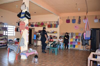 Lachy Ferreira se sienta porque se siente impotente al momento de relatar al personal policial el robo de su negocio