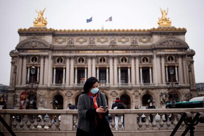 Una persona con mascarilla frente a la Opera Garnier, en París.