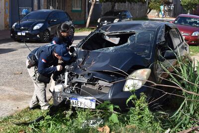 Los peritos de la Policía Nacional verifican el estado en que quedó el auto Toyota, involucrado en el fatal accidente ocurrido en diciembre del año pasado