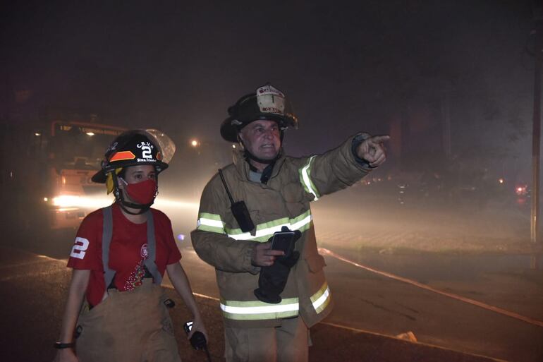 El incendio que se registró el jueves por la noche detrás del Centro Cultural El Cabildo destruyó la parte posterior y, además, un área de 30.000 metros cuadrados, en donde había precarias viviendas. Se desconoce aún por qué se inició el fuego. En principio, no hay heridos. Bomberos trabajaron arduamente para sofocar el incendio.