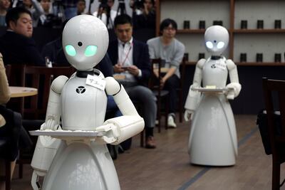 Un café de Tokio  había lanzado un proyecto pionero para utilizar robots como camareros. Ahora, la Universidad de  Liverpool avanzó en la creación de un robor capaz de trabajar en el laboratorio científico.