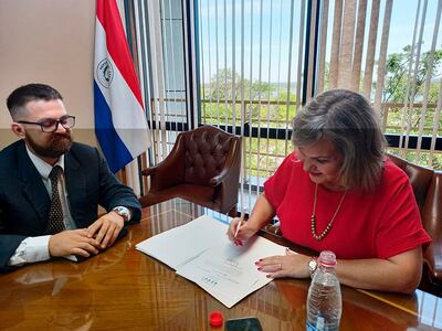 La senadora Lilian Samaniego firmó ayer la demanda judicial que presentó contra el exfuncionario del IPS, Pedro Halley. La acusación es por difamación y calumnia.