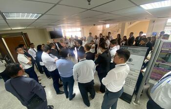 El grupo de ujieres se encuentran frente a la torre, en el piso, del Palacio de Justicia de Asunción.