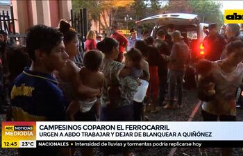 Campesinos copan el ferrocarril