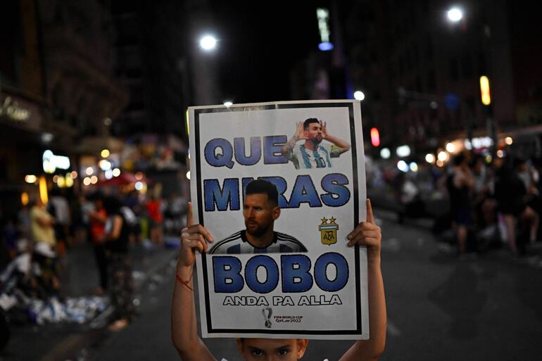 ¿Qué mirás bobo? La frase de Messi hecha cartel, en manos de una niña hincha de Argentina.