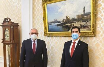El asesor de Asuntos Estratégicos, Federico González (der), con el vicecanciller de Rusia, Sergei Ryakov (izq).