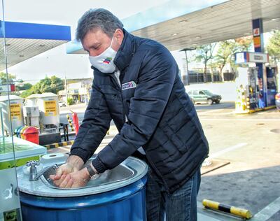 Denis Lichi, presidente de Petropar, evita responder las acusaciones del diputado Carlos Rejala.