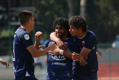 La 24ª fecha del torneo de la Intermedia arrancó ayer con la victoria de Fernando de la Mora sobre Fulgencio Yegros en Ñemby, en la foto el festejo de Alejandro Samudio y Adrián Alcaraz.