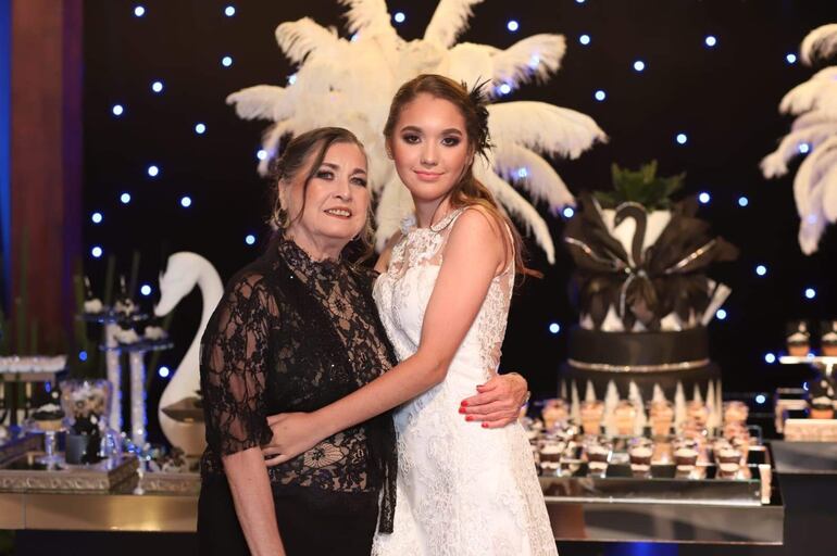 Valeria junto a su abuela Antonia Canata.