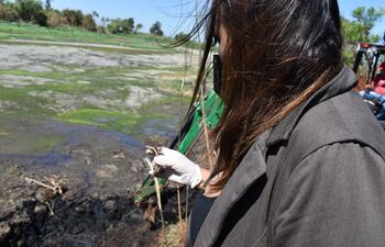 La fiscala Daysi Sánchez sostiene uno de los restos óseos hallados en el marco de la búsqueda de la joven Dahiana.