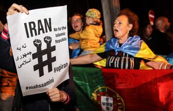 Ucranianos e iraníes se manifiestan durante una protesta 'contra el suministro de misiles y drones kamikaze por parte del régimen de los ayatolás al régimen fascista de Putin que los utiliza para bombardear ciudades y pueblos de Ucrania', en Frente a la embajada de Irán, en Lisboa, Portugal.