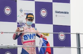 El joven piloto paraguayo Joshua Duerksen subió ayer al podio en la primera carrera en Monza, donde había concluido tercero.